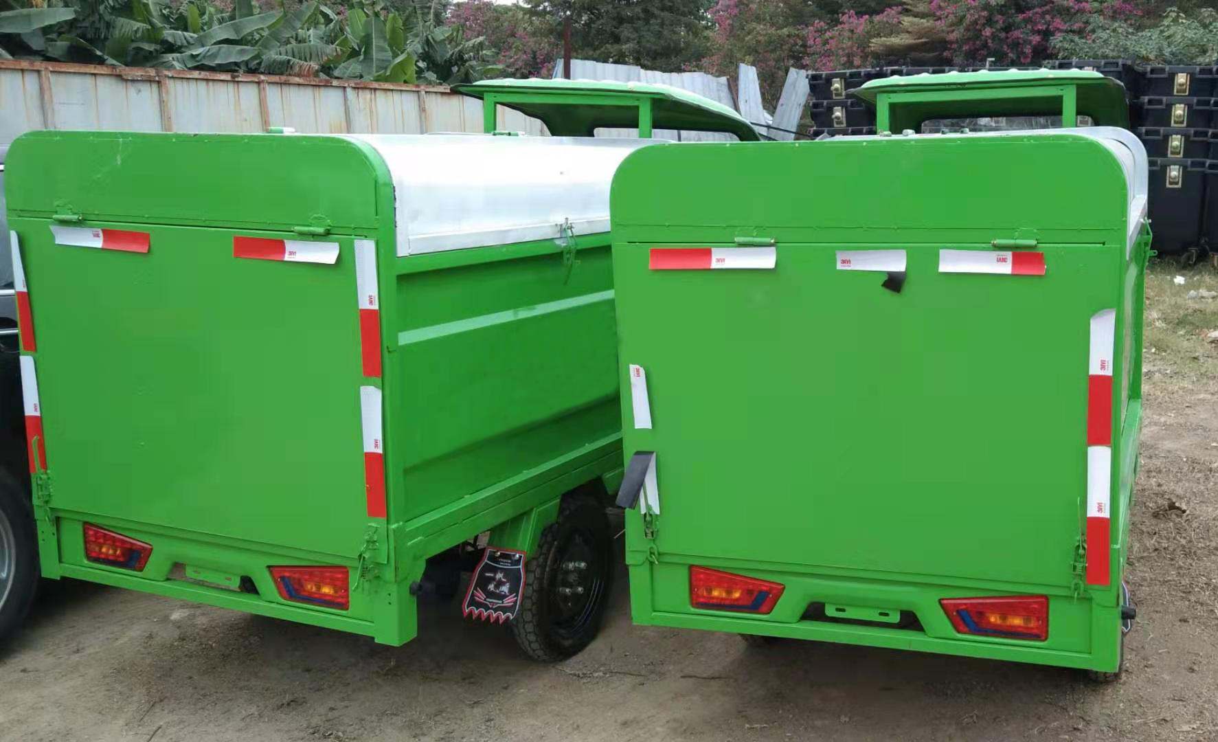 鍍鋅鋼電動(dòng)自卸清運(yùn)車